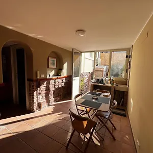 Alloggio in famiglia Rising Sun - With Private Bathrooms, Catania